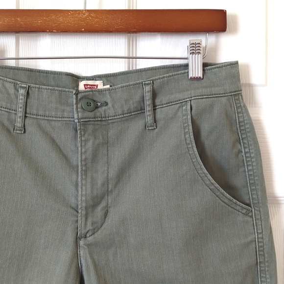 Levi's Classic Herringbone Twill Mid Rise Slim Fit Bermuda Shorts Sage Green 27 - Picture 3 of 13